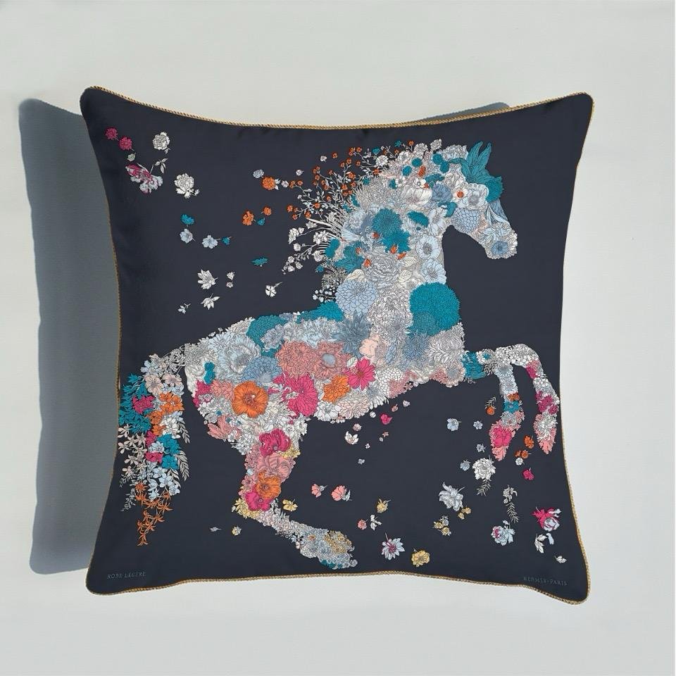High-end Velvet cushion - Image 2 of 7