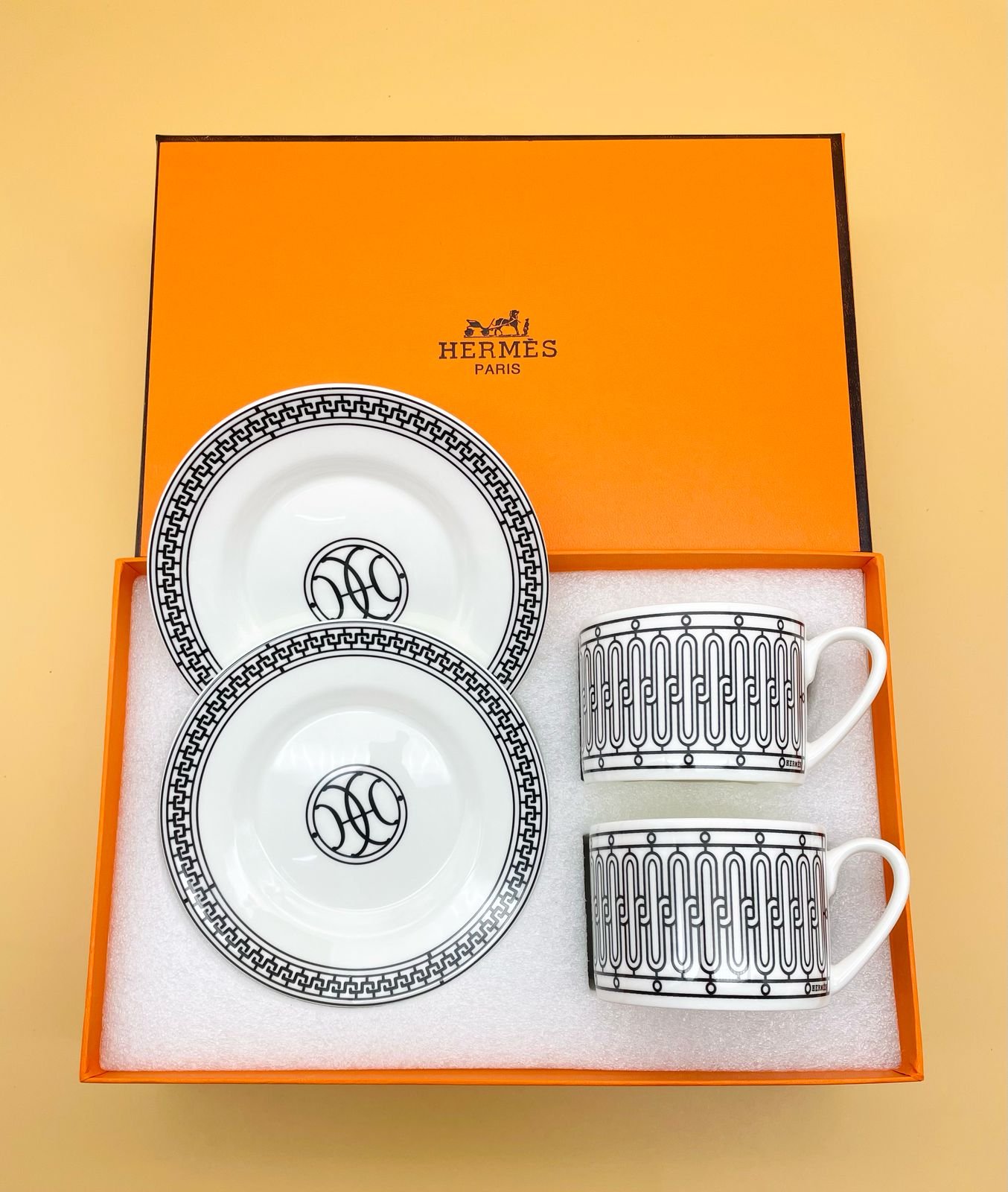 Hermes tea set of two cups with saucers 