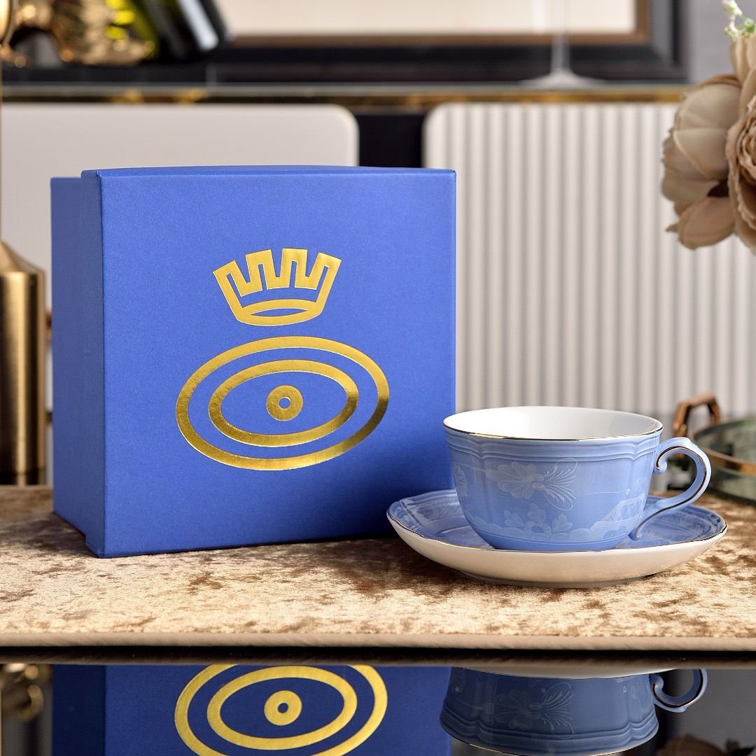 Ginori 1735 Oriente Italiano Pervinca tea cup and saucer in periwinkle-blue porcelain with gold threading.